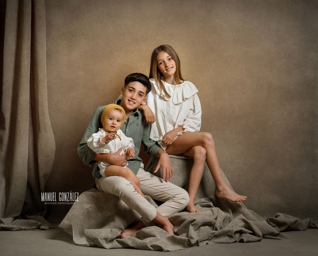 Fotografía de comunion en Sevilla: El Legado de Noa 4 Sesión de fotografía infantil en Sevilla con la pequeña Noa con sus hermanos
